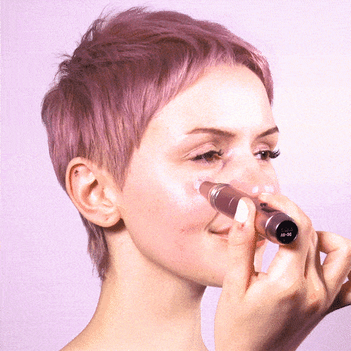Dermapen / Microneedling Pen wird mit leichtem Druck über die Haut bewegt, um die Microneedling Anwendung zuhause durchzuführen