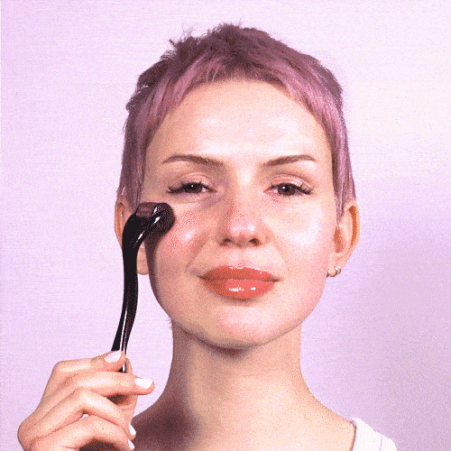 Ein Microneedling Dermaroller wird auf dem Gesicht angewendet. Der Derma Roller wird von links nach rechts gerollt, durch das Dermarolling wird die Hautregeneration angeregt.
