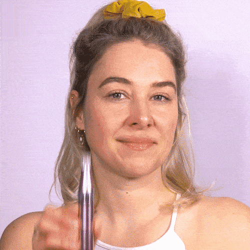 Dermapen / Microneedling Pen wird bei Microneedling Anwendung zuhause in die Kamera gehalten