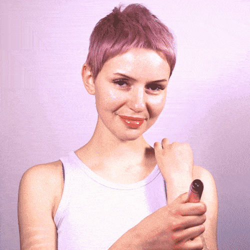 Derma Pen wird auf den Narben einer Frau angewendet. Der Microneedling Pen penetriert mit seinem Nadelkopf sanft die Haut und regt so die Zellerneuerung und Hautverjüngung an.