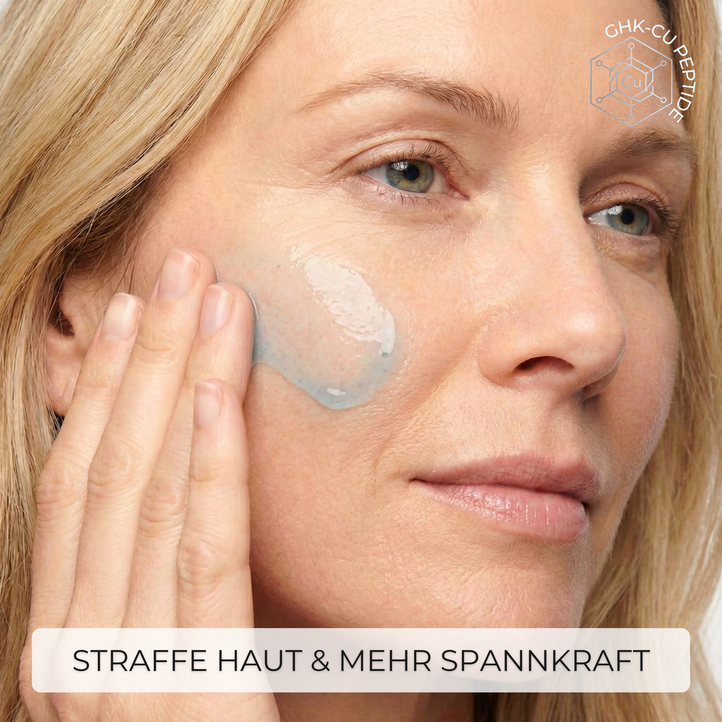 Frau über 45 trägt GHK-Cu Kupferpeptid Serum auf – für straffere Haut und mehr Spannkraft