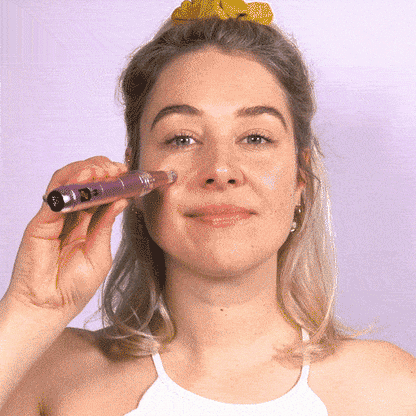 Anwendung für die Gesichtspflege. Das Model wendet das Tool sanft von innen nach außen an für ein verfeinertes Hautbild und bessere Serum-Aufnahme.