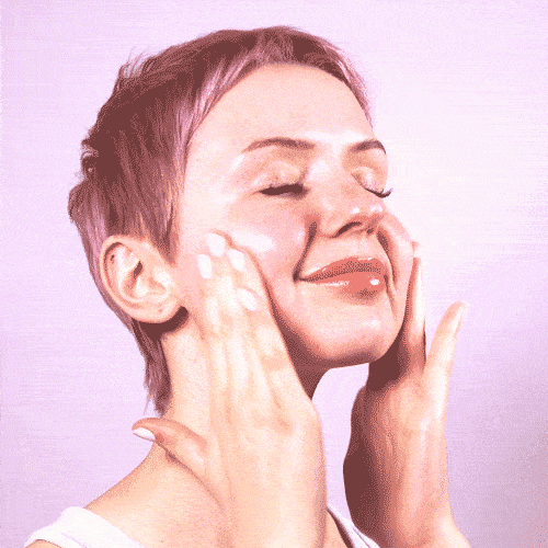 Vor der Microneedling mit dem Dermaroller wird das Gesicht gereinigt und ein pflegendes Serum auf die Haut aufgetragen.