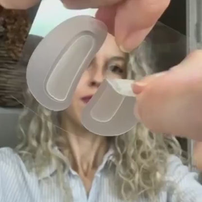 #autoplay 10 Sekunden Video: Anwendung der Glow Up Microneedle Eye Patches – Reinigung, Auflegen unter den Augen, Wirkung gegen Augenringe, Tränensäcke und feine Linien.