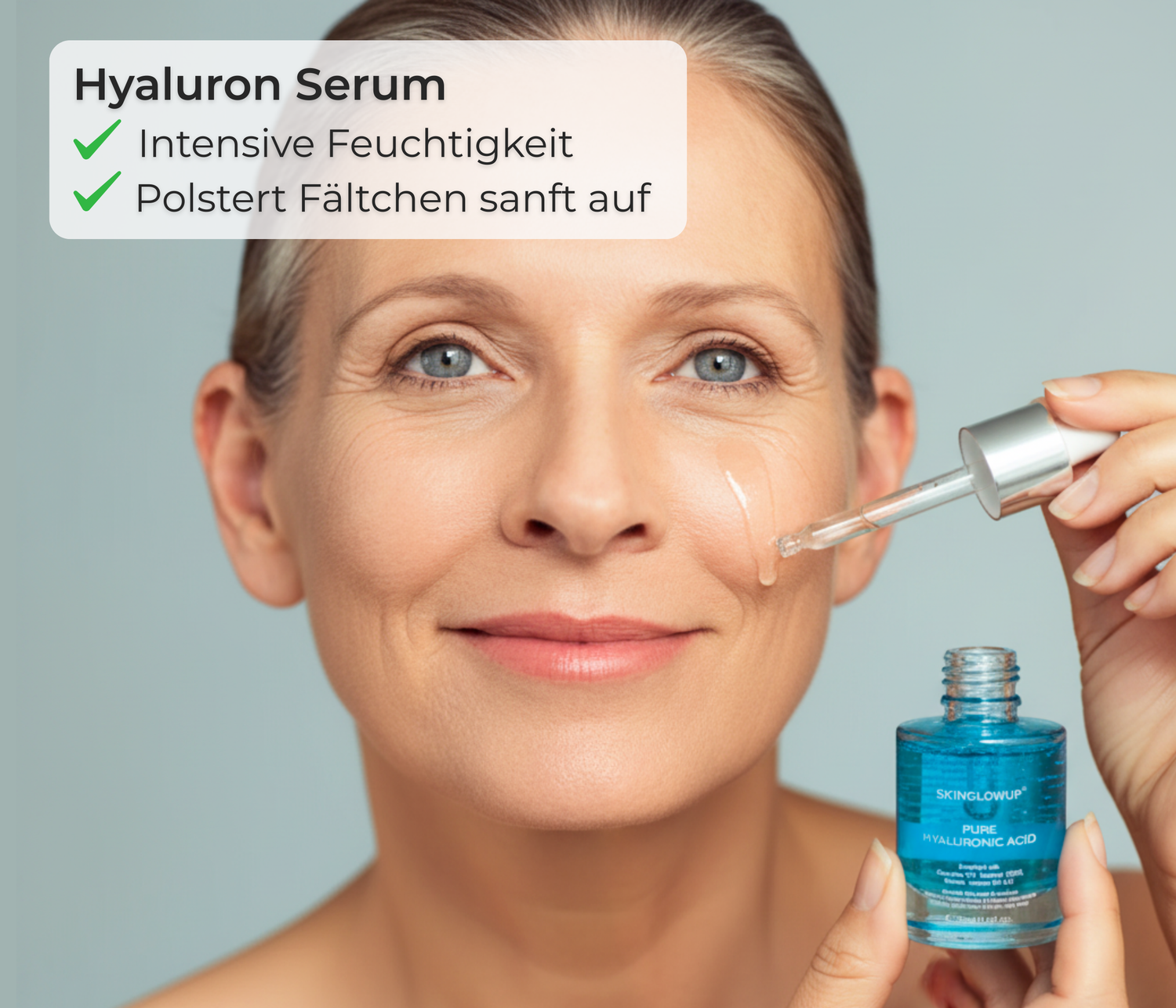 Reife Frau trägt Hyaluron Serum für Microneedling unter das Auge auf, gegen Trockenheit und Fältchen