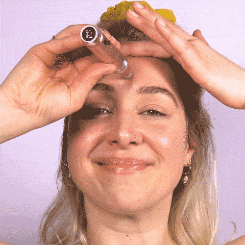 Micro-Anwendung auf der Stirnpartie. Das Model nutzt sanfte Bewegungen zur Pflege anspruchsvoller Stellen für ein optisch glatteres Erscheinungsbild.