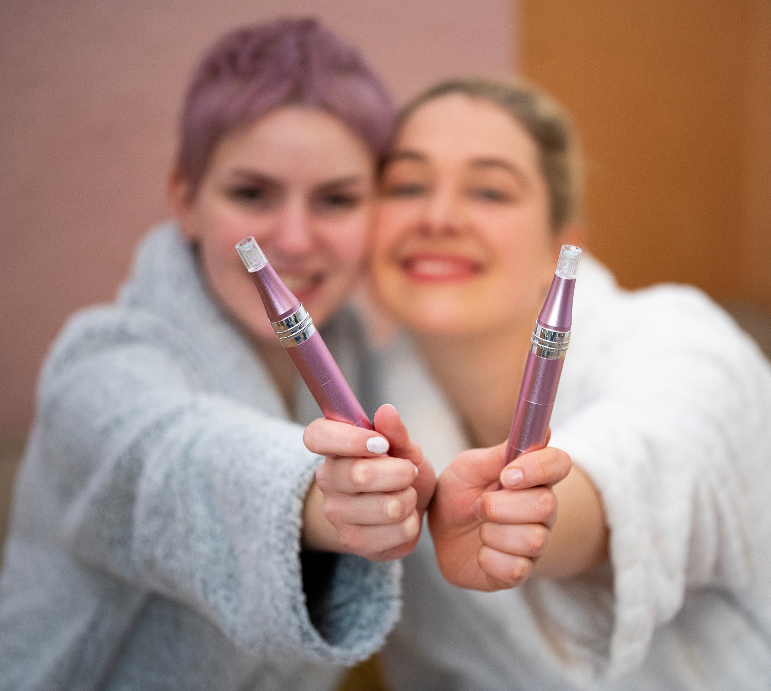 Marie und Luna, die Gründerinnen des Skinglowup onlineshops zeigen den Microneedling Pen / Dermapen