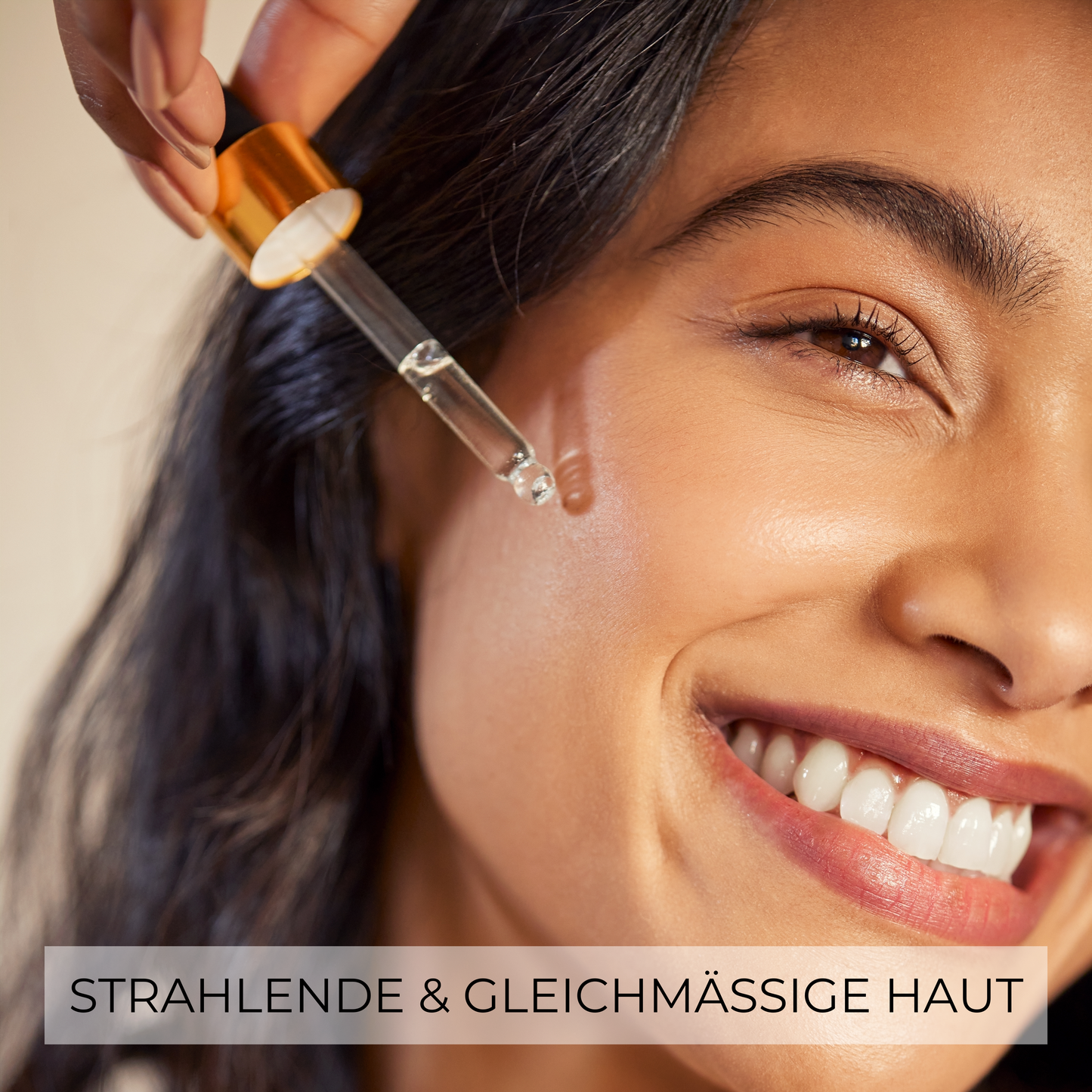 Anwendung des Vitamin C Serums mit Pipette für maximale Wirkung und Feuchtigkeit.